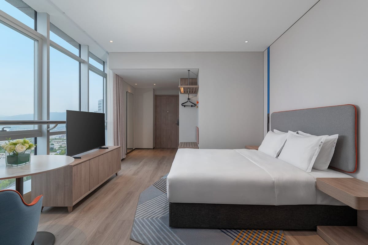 Cubrecamas, escritorio y espacio para trabajar con laptop