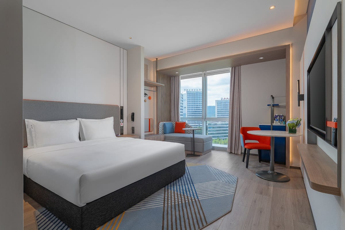 Habitación, 1 cama de matrimonio grande | Edredones de plumas, escritorio, espacio para trabajar con un portátil