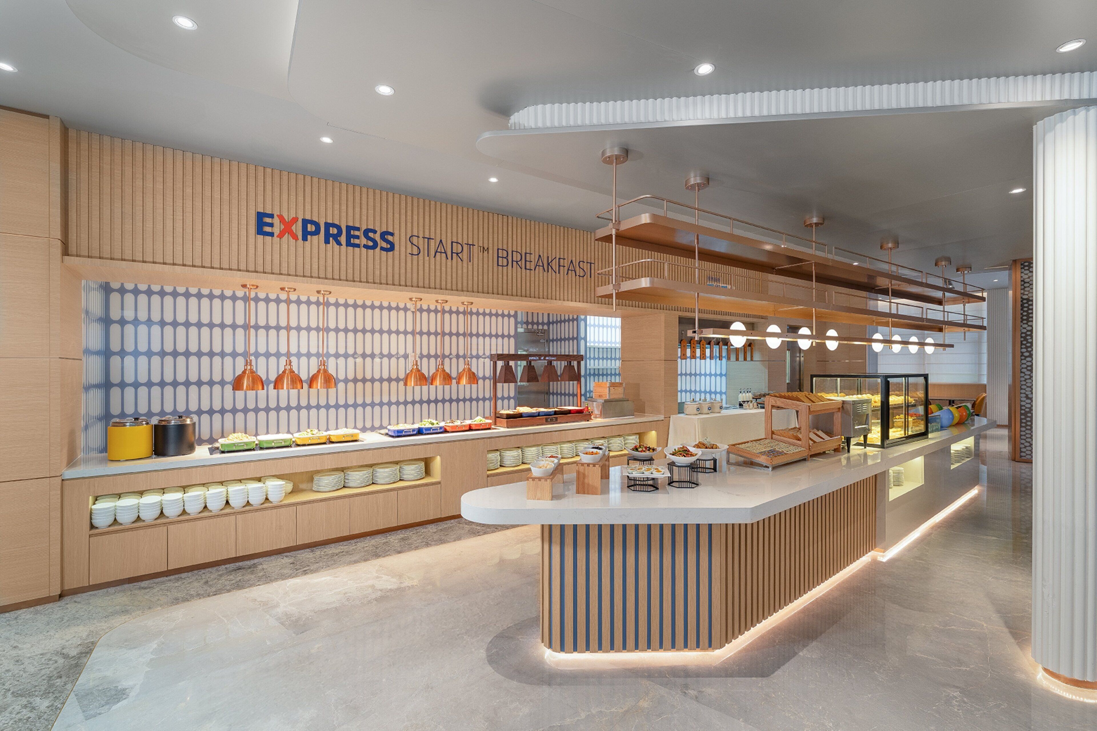 بوفيه فطور مجانًا يوميًا