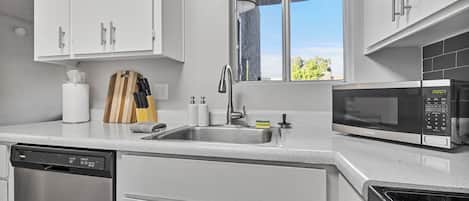Réfrigérateur, four à micro-ondes, un four, surface de cuisson