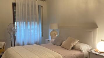 3 habitaciones, tabla de planchar con plancha, internet y ropa de cama