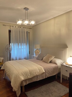 3 bedrooms, iron/ironing board, Internet, bed sheets