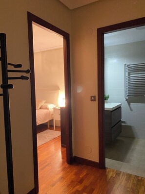 3 slaapkamers, een strijkplank/strijkijzer, internet, beddengoed