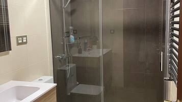 Ducha, secador de pelo, toallas, jabón