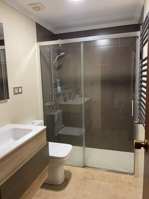 Een douche, een haardroger, handdoeken, zeep