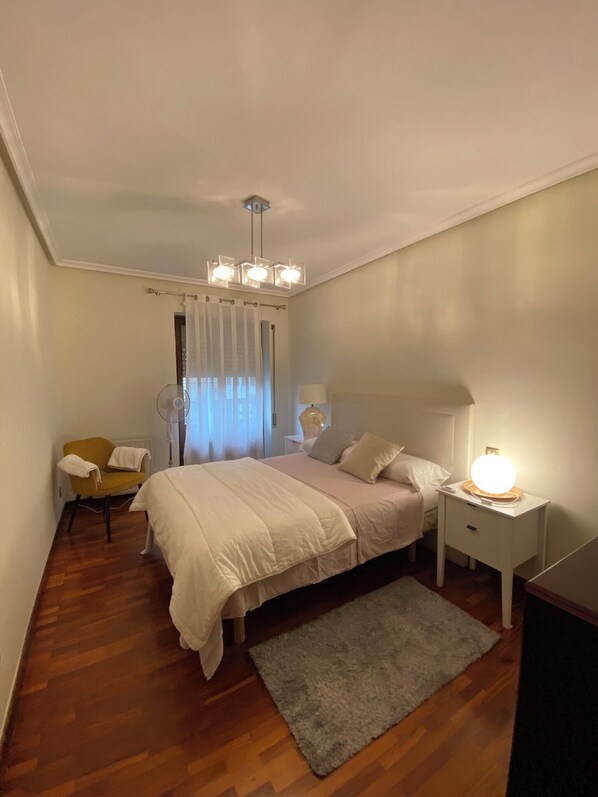 3 makuuhuonetta, silitysrauta/-lauta, internet, vuodevaatteet