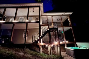 Exterior - Stylish Hidden Gem|King Bed & Hot Tub! (Osage Township)