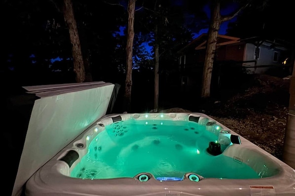 Outdoor spa tub - Stylish Hidden Gem|King Bed & Hot Tub! (Osage Township)