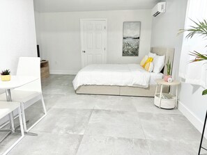 1 chambre, fer et planche à repasser, accès au Wi-Fi (inclus)