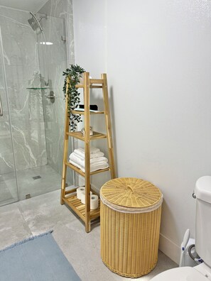 Douche, séchoir à cheveux, serviettes fournies, savon