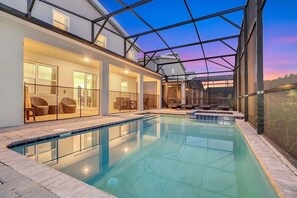 Una piscina al aire libre, una piscina climatizada