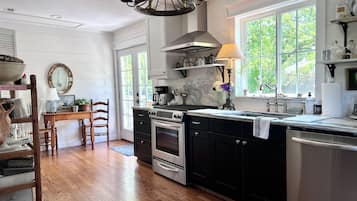 Mikrowelle, Herdplatte, Geschirrspüler