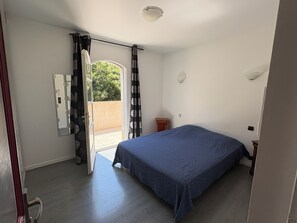 5 bedrooms, iron/ironing board, internet