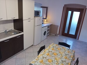 ثلاجة، ميكروويف، فرن، موقد طهي مسطح