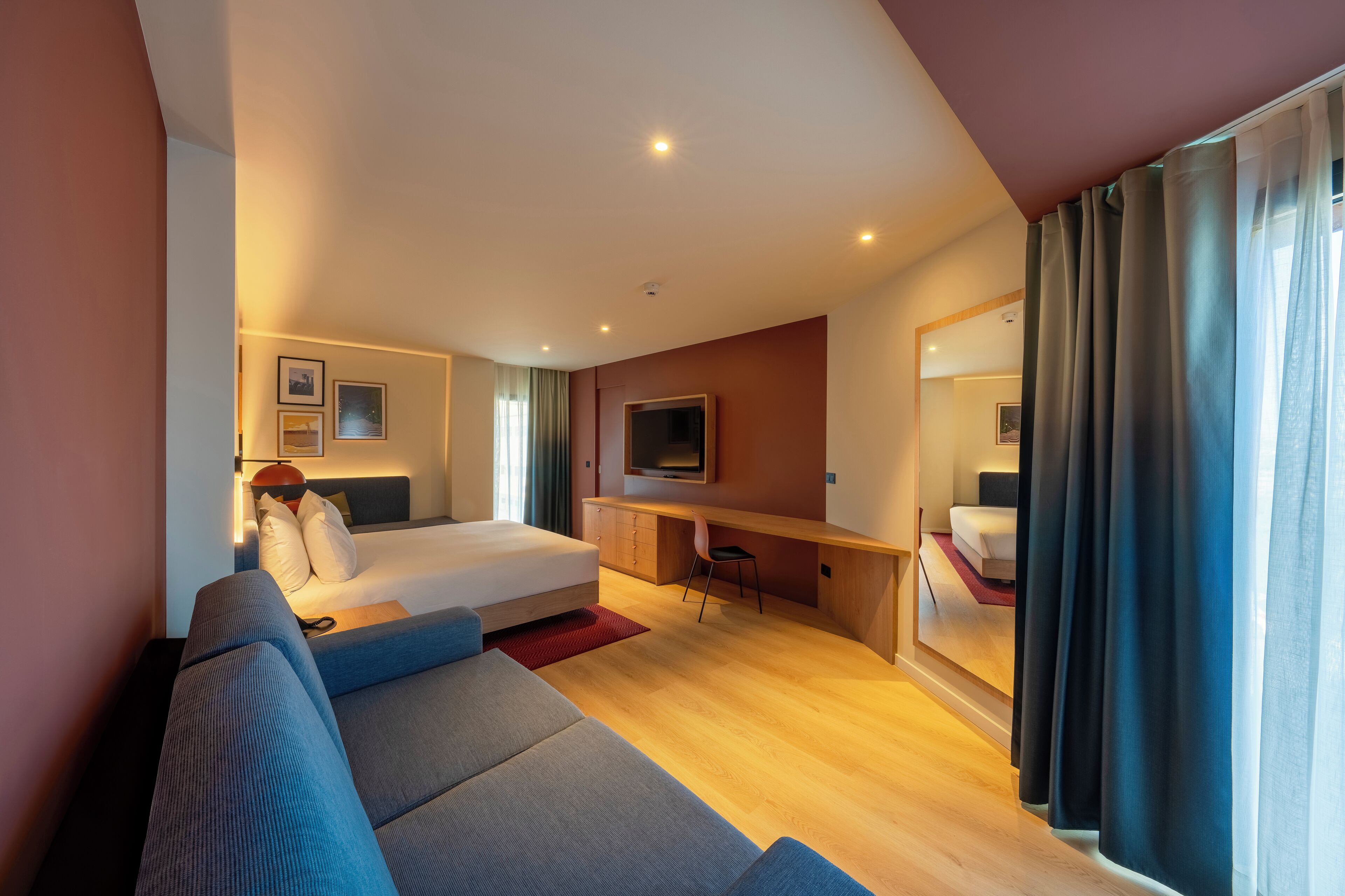 Rom, 1 kingsize-seng med sovesofa | Memory foam-senger, safe på rommet, blendingsgardiner og lydisolert