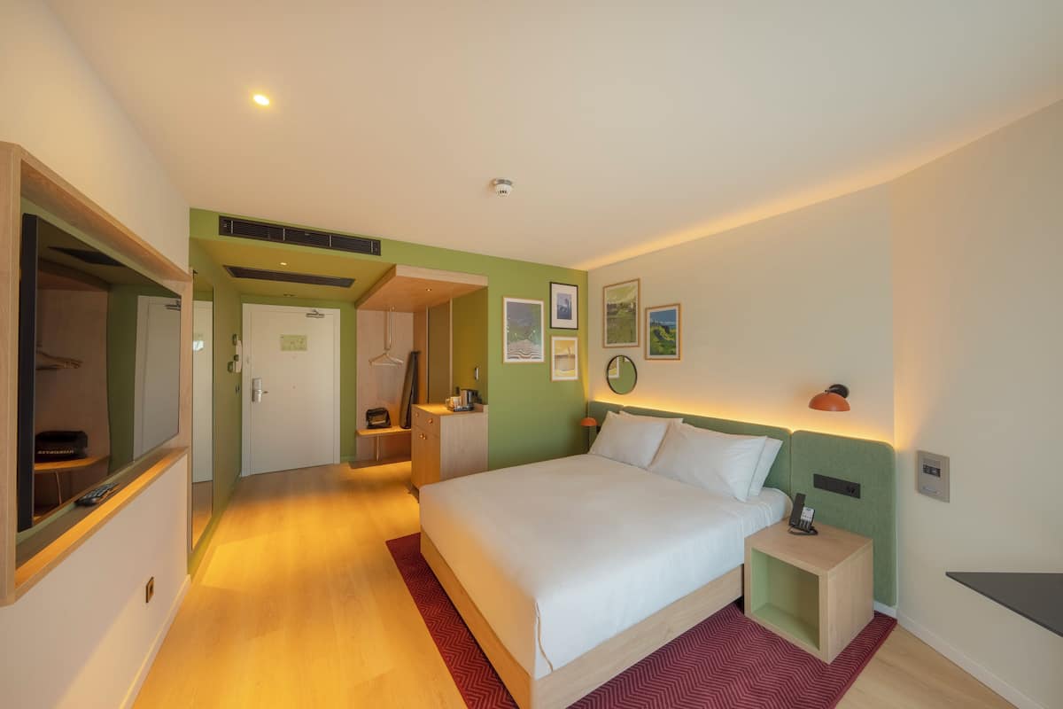 Room, 1 Katil Ratu (Queen), Accessible | Busa memori, peti besi dalam bilik, langsir/tirai gelap terus