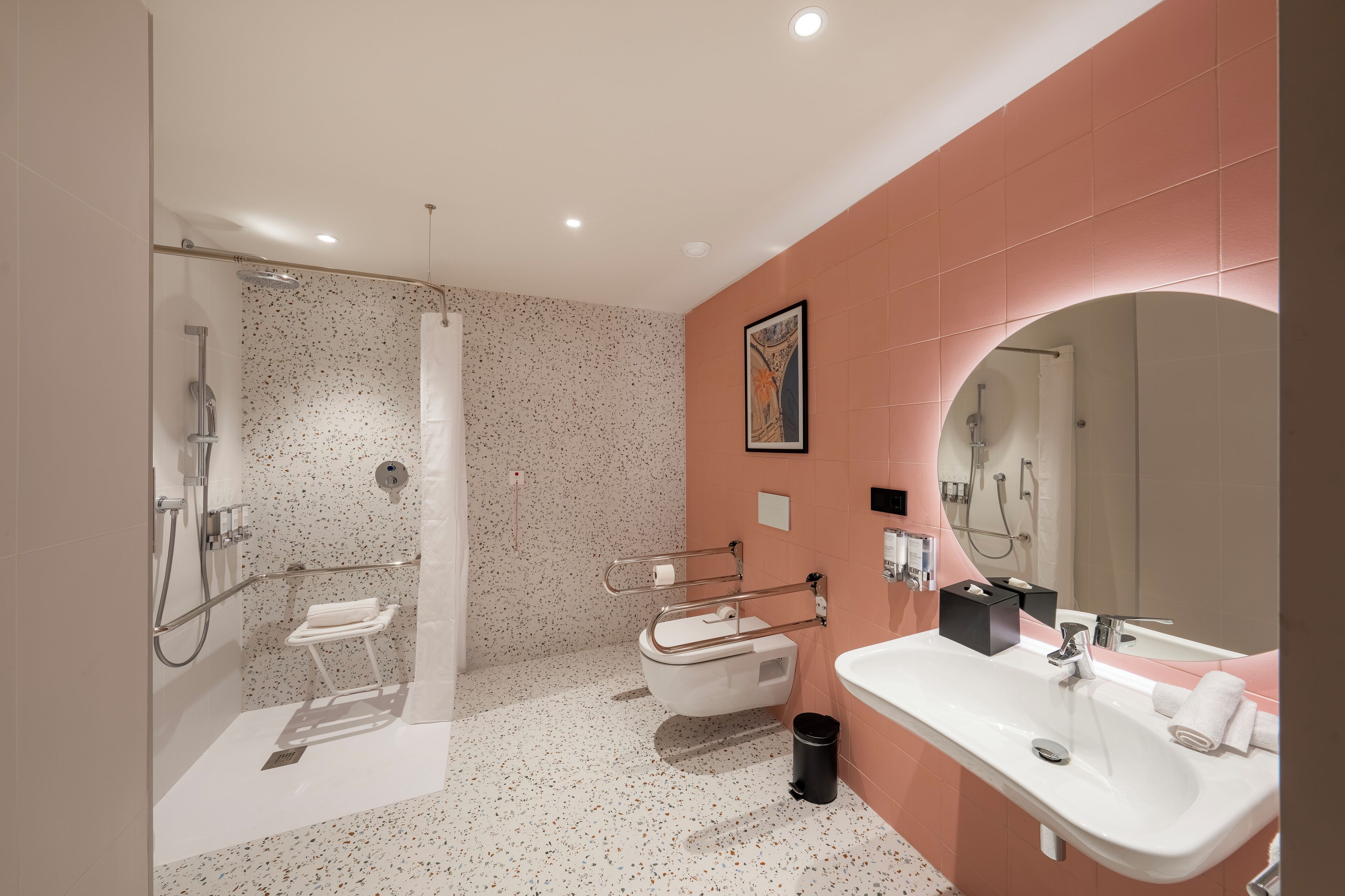 Kamer, 1 queensize bed, toegankelijk voor mindervaliden | Badkamer | Een douche, een haardroger, handdoeken, zeep