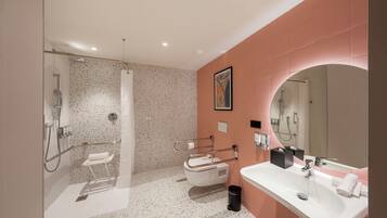 Quarto, 1 cama Queen, acessível | Banheiro | Chuveiro, secador de cabelo, toalhas de banho, sabonete