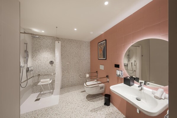 Un baño moderno con ducha, inodoro y lavabo.