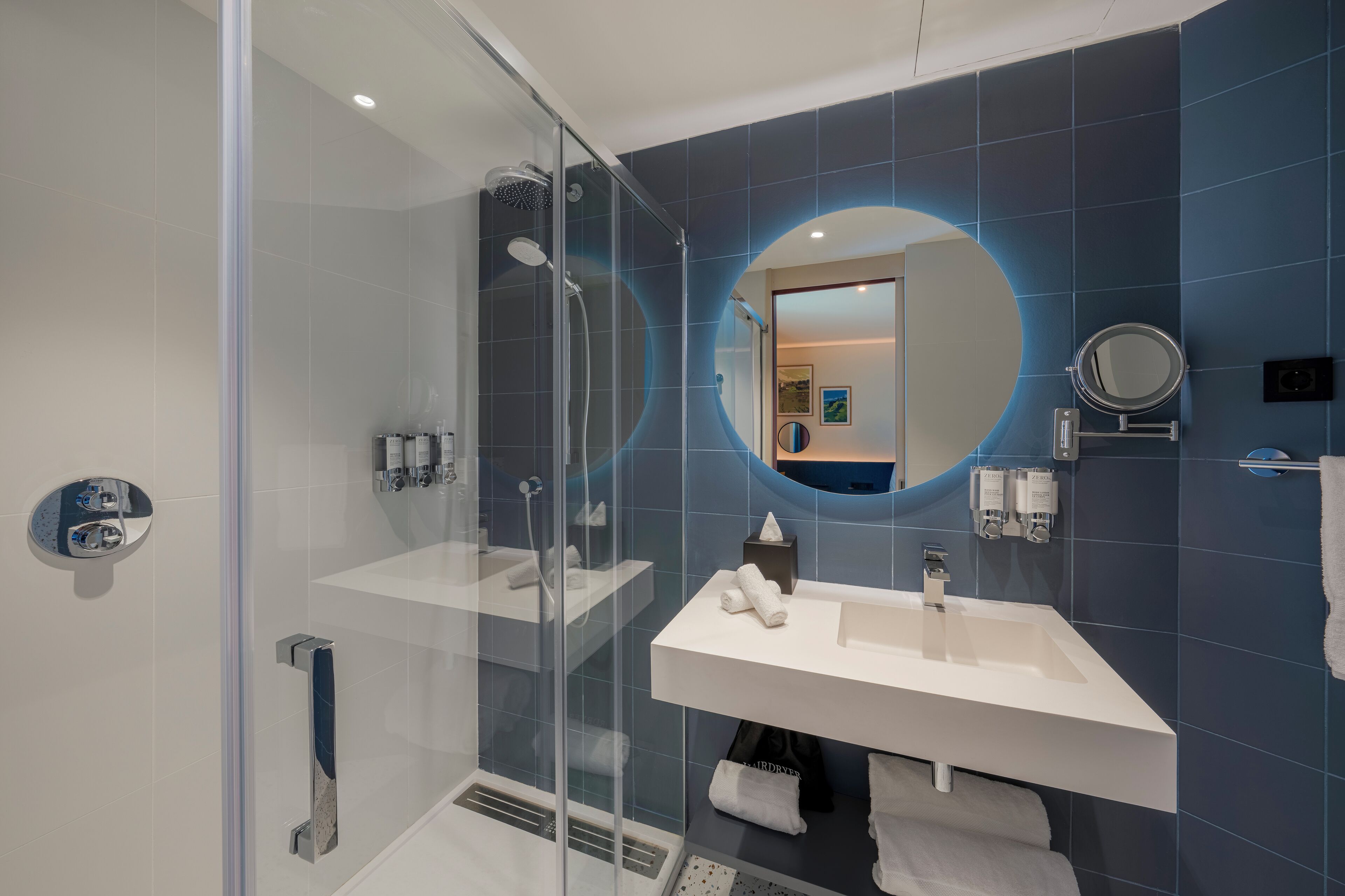 Kamer, 1 kingsize bed met slaapbank | Badkamer | Een douche, een haardroger, handdoeken, zeep