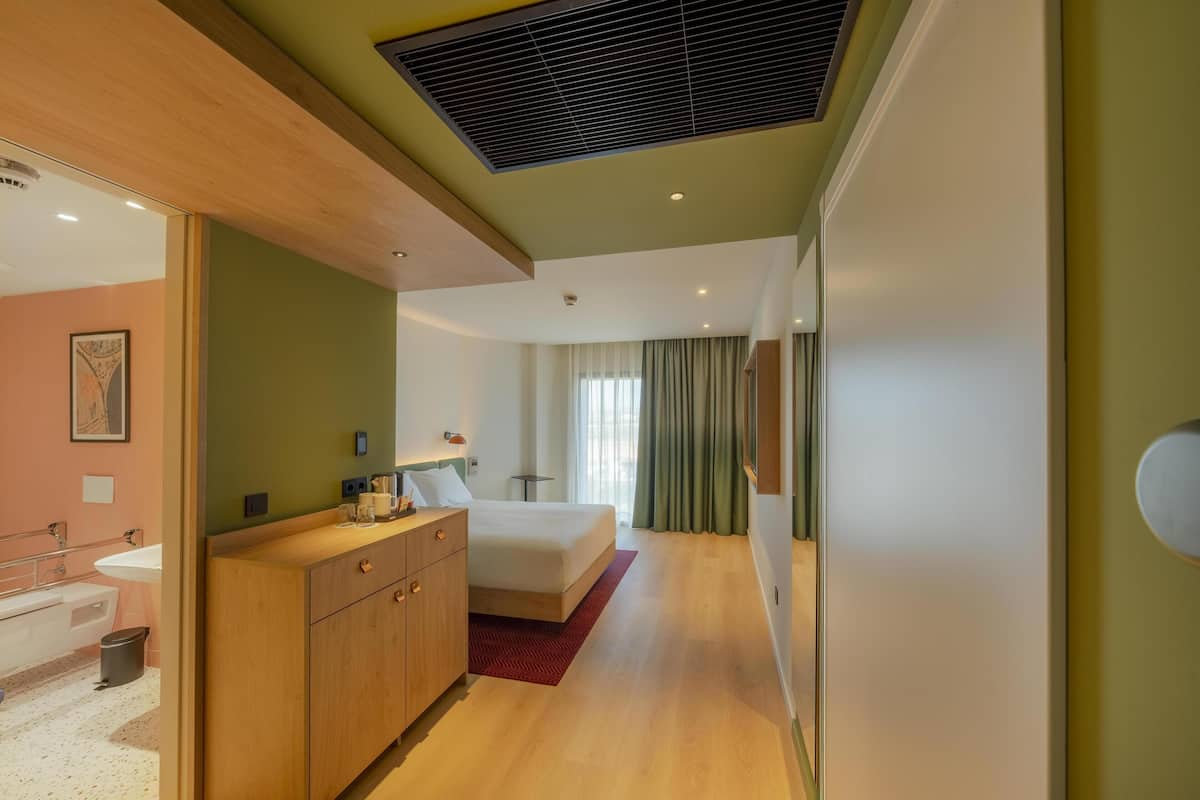 Chambre, 1 grand lit, accessible aux personnes à mobilité réduite | Matelas mémoire de forme, coffres-forts dans les chambres