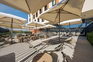 Una piscina al aire libre de temporada