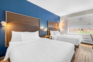 Desk, laptop workspace, free WiFi, bed sheets - Tru By Hilton Middleburg Heights Cleveland Airport (Middleburg Heights)