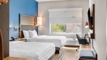 Kamer, 2 queensize bedden | Een bureau, een laptopwerkplek, gratis wifi, beddengoed