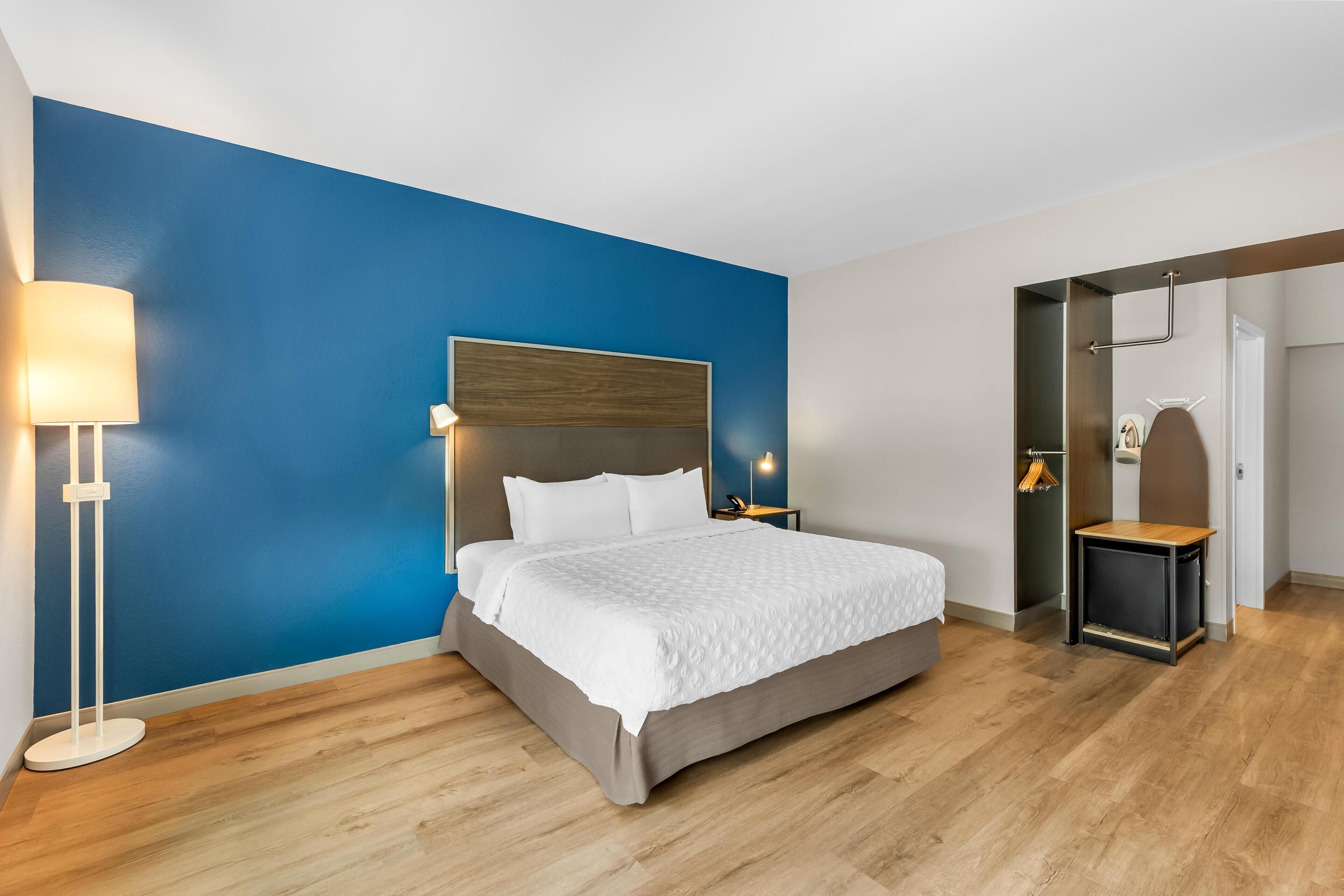 Room, 1 King Bed, Accessible (Roll-In Shower) | Desk, laptop workspace, free WiFi, bed sheets