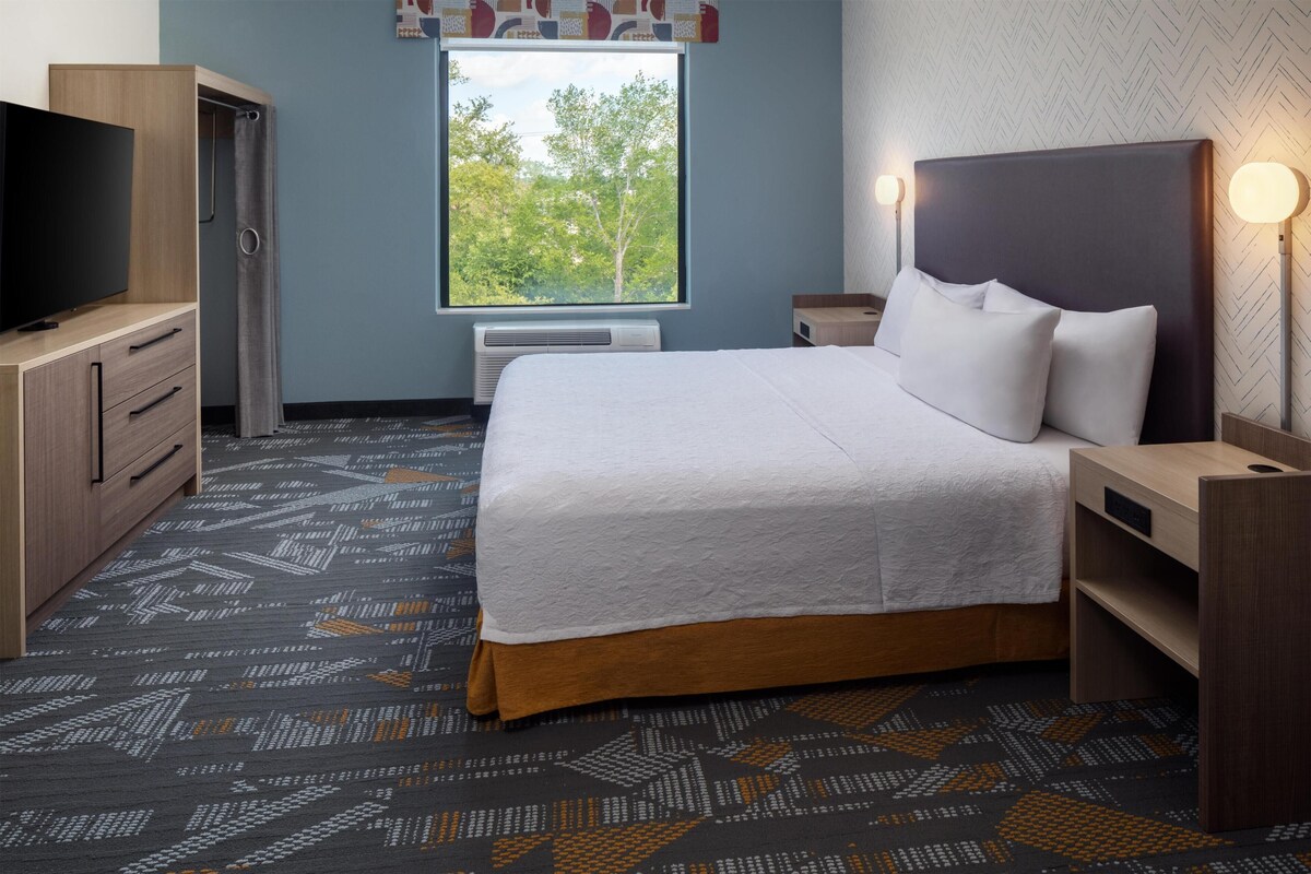 In-room safe, desk, laptop workspace, blackout drapes