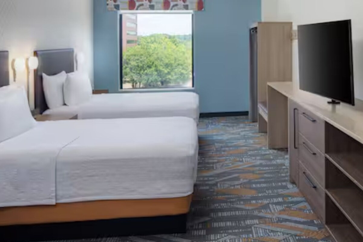 In-room safe, desk, laptop workspace, blackout drapes
