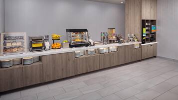 Een ontbijtbuffet met diverse soorten eten en toevoegingen.