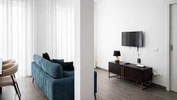 Apartamento, 2 quartos, sacada, vista para a cidade | Área de estar | TV de tela plana