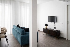 Appartement, 2 chambres, balcon, vue ville | Coin séjour | Télévision à écran plat