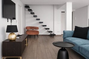 Appartement, 2 chambres, balcon, vue ville | Coin séjour | Télévision à écran plat