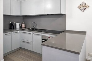 Appartement, 2 chambres, balcon, vue ville | Cuisine privée | Bouilloire électrique, grille-pain
