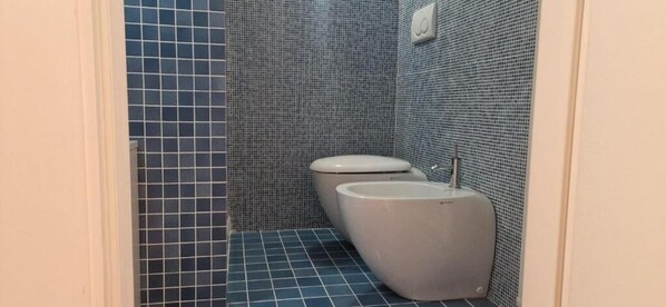 Apartment, 2 Bedrooms, Balcony, City View | Bathroom