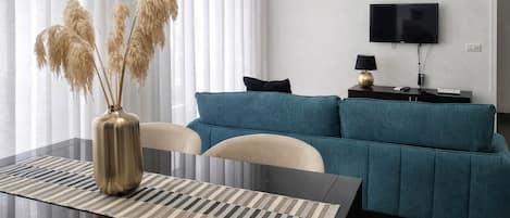 Appartement, 2 chambres, balcon, vue sur la ville | Aire de séjour | Téléviseur à écran plat