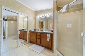 Shower, hair dryer, towels, soap - Raceway Retreat, just 12 miles from UF/downtown, relaxing country getaway! (Gainesville)