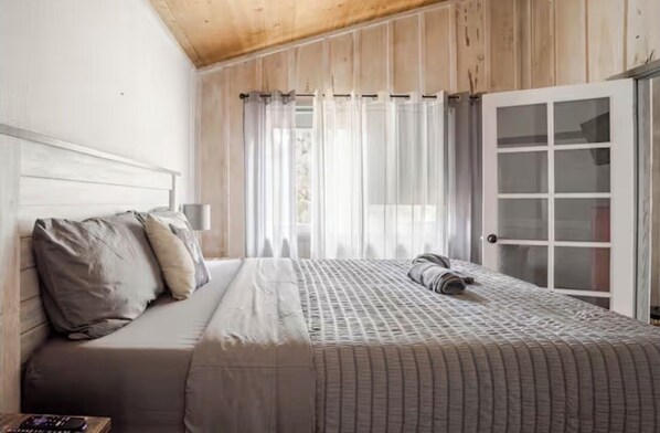 3 bedrooms, iron/ironing board, internet, bed sheets