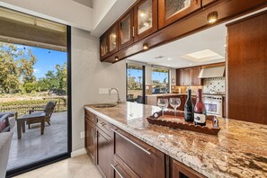 Mikrobølgeovn, ovn, kokeplater og oppvaskmaskin