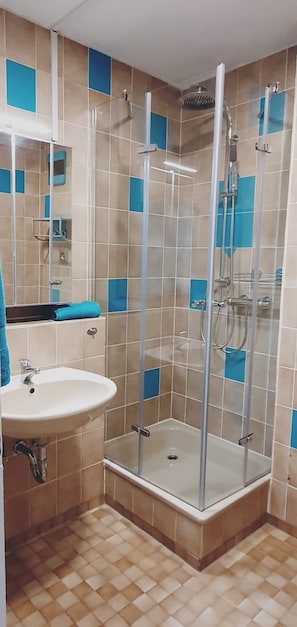 Een douche, een haardroger, handdoeken, zeep