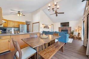 Dining - Cozy Lake Mountain Escape Cottage- Fire pit, Large Deck, Community Lakes & Pools (Albrightsville)