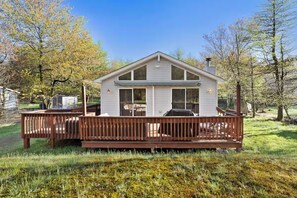 Terrace/patio - Cozy Lake Mountain Escape Cottage- Fire pit, Large Deck, Community Lakes & Pools (Albrightsville)