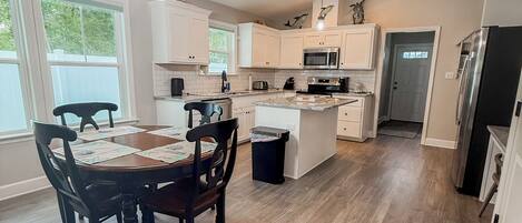 Mikrowelle, Ofen, Herdplatte, Geschirrspüler