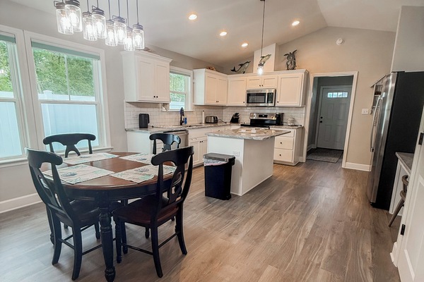 Een magnetron, een oven, een kookplaat, een vaatwasser