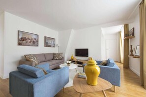 TV - SURROUNDED BY THE BEST BOUTIQUES, GALLERIES, CAFÉS, AND RESTAURANTS – LE MARAIS (Paris)