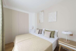 3 bedrooms, desk, iron/ironing board, free WiFi