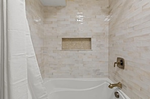 Een douche, een haardroger, een bidet, handdoeken
