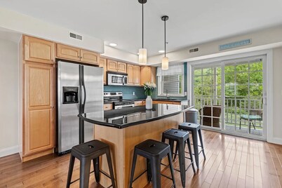 Beach luxury Condo in Old Orchard Beach, ME,  Spacious 4-bdrm, 3 1/2 bath w/AC